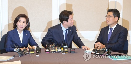 '3+3' 회동에서 오신환과 대화하는 이인영