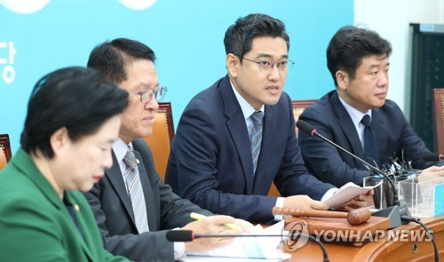 국감대책회의에서 발언하는 오신환