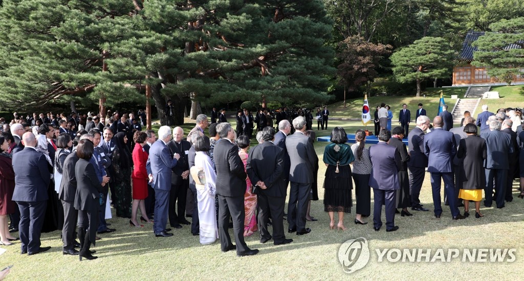 Moon receives foreign diplomats Moon receives foreign diplomats
