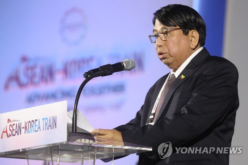 인사말하는 뻬 민 미얀마 공보장관