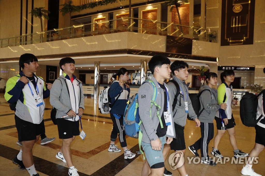 평양 양각도 국제호텔 나서는 역도 선수단