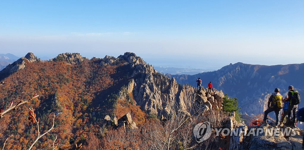 붉게 물든 설악산 찾은 등산객들