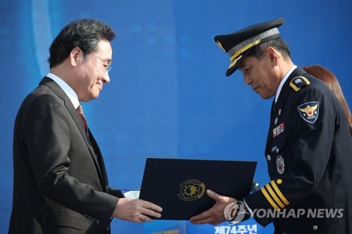 경찰의 날, 유공자 포상하는 이낙연 총리