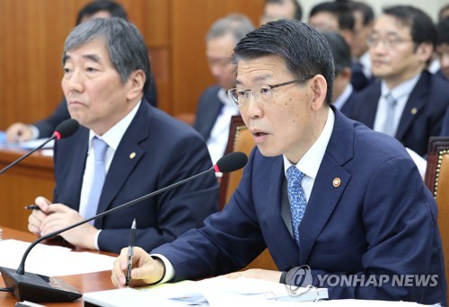 의원 질의 답변하는 은성수 금융위원장