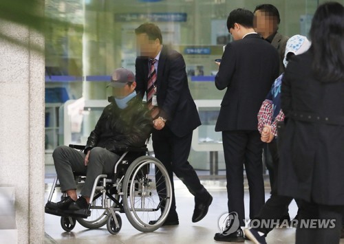 휠체어 탄 조국 동생