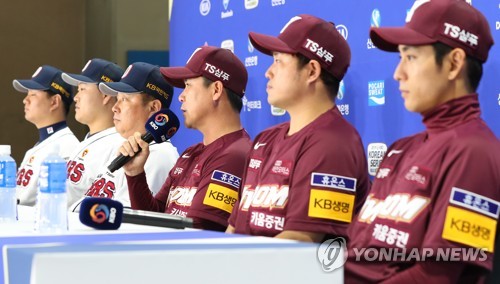 취재진 질문에 답하는 장정석 감독
