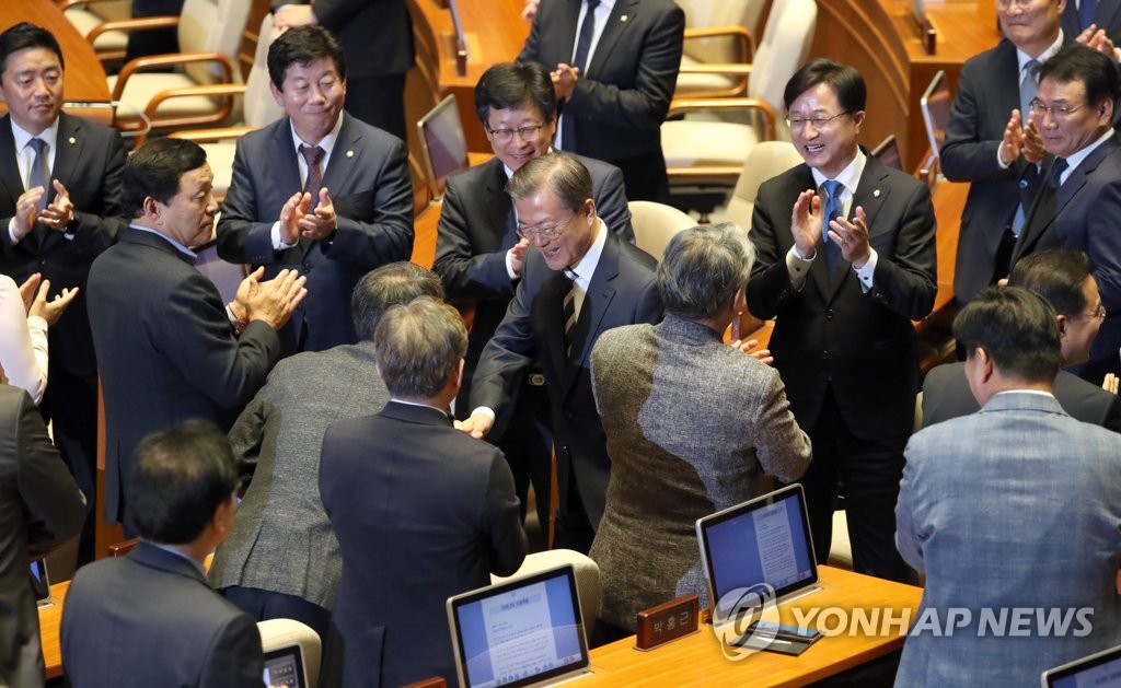 의원들과 악수하는 문 대통령