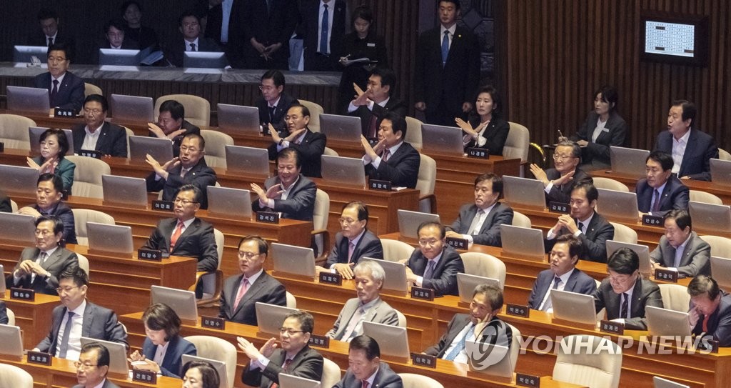 시정연설 도중 자유한국당 의원들의 '항의'