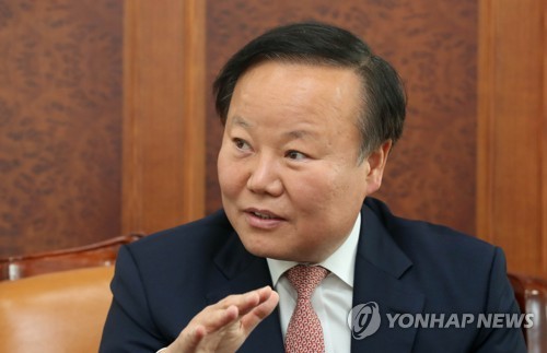 예산안 심사 관련해 인터뷰하는 김재원 예결위원장