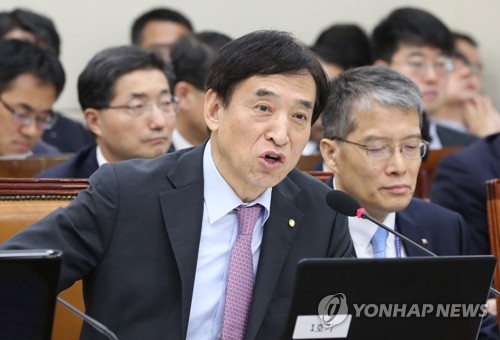 답변하는 이주열 한국은행 총재