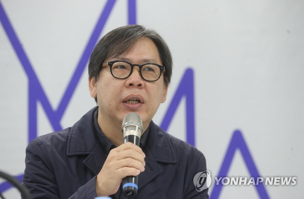 인사말 하는 박찬경 작가