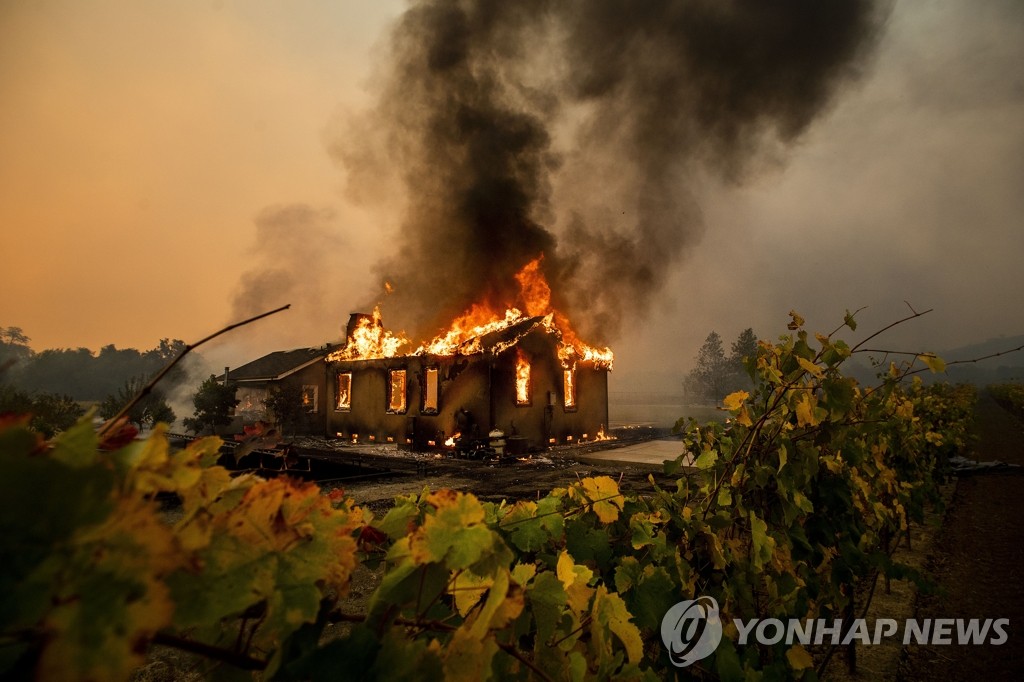 미국 캘리포니아 산불로 불타는 건물