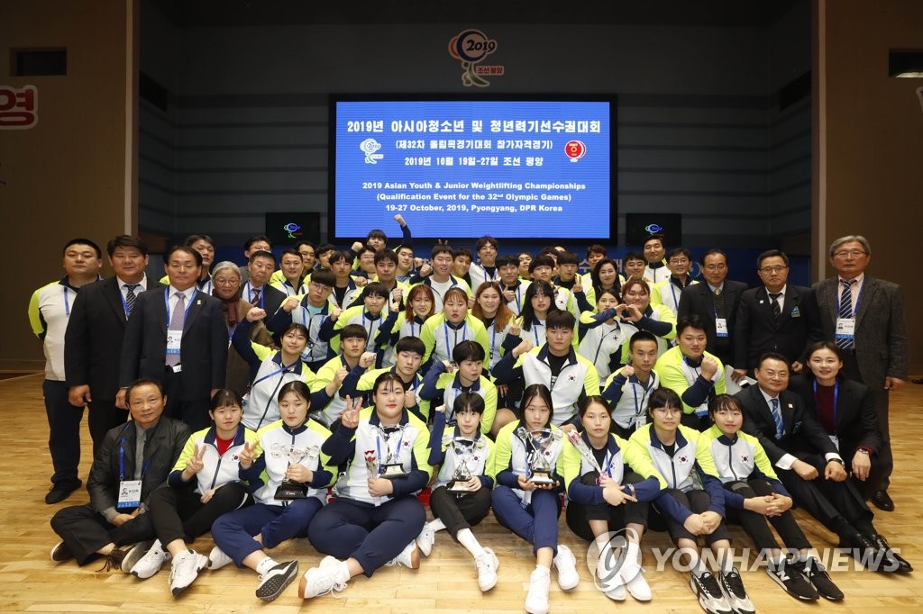 단체 사진 찍는 한국 선수단