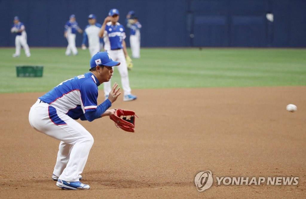 3루 수비 훈련 펼치는 최정