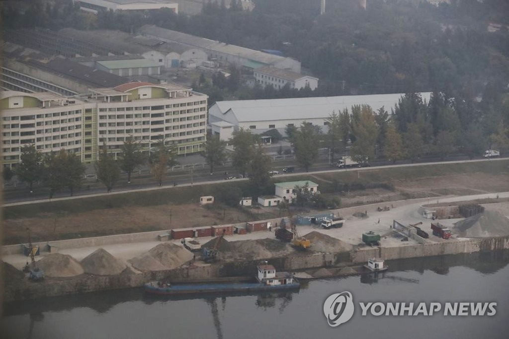 모래 채취 작업하는 평양 시민들