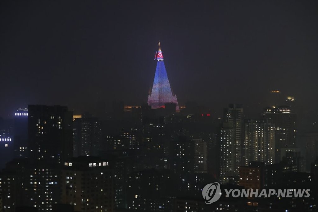 평양의 밤에 우뚝 솟은 류경호텔