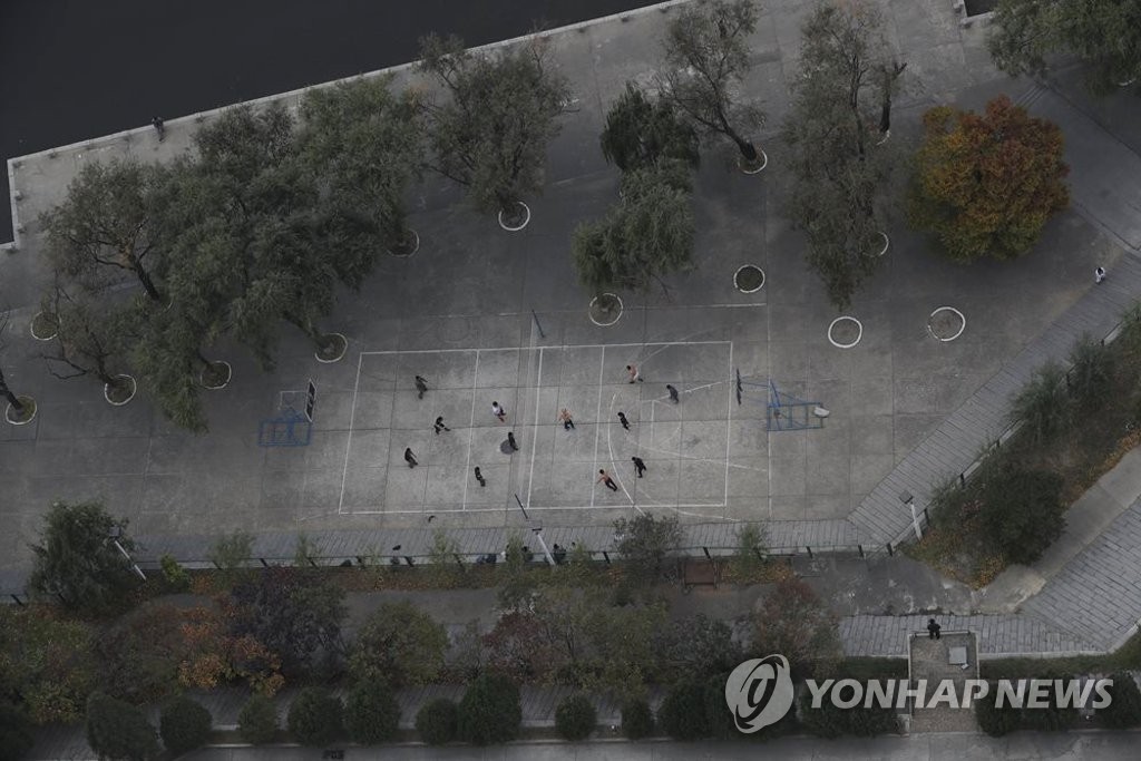 콘크리트에서 펼쳐지는 족구 경기
