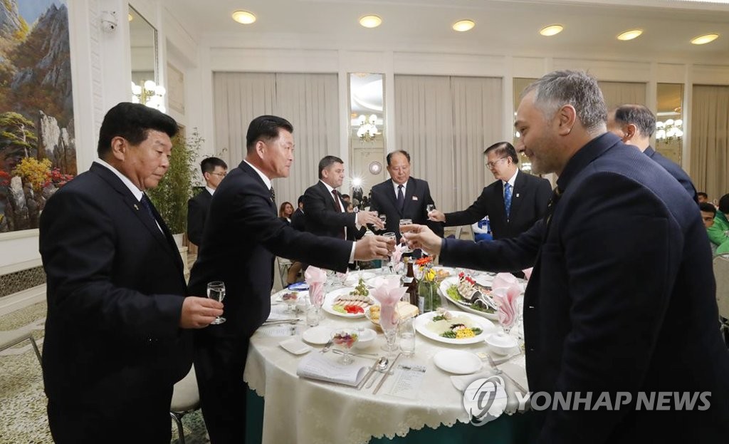 건배하는 2019 아시아 유소년·주니어 역도 선수권 대회 관계자들