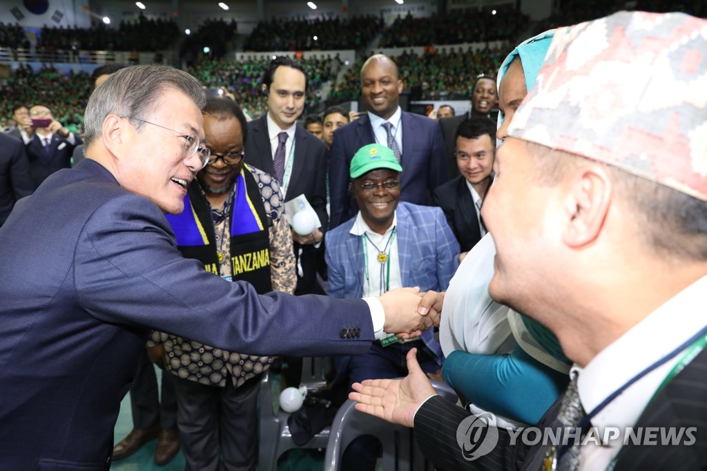 해외 새마을운동 관계자들과 인사하는 문 대통령