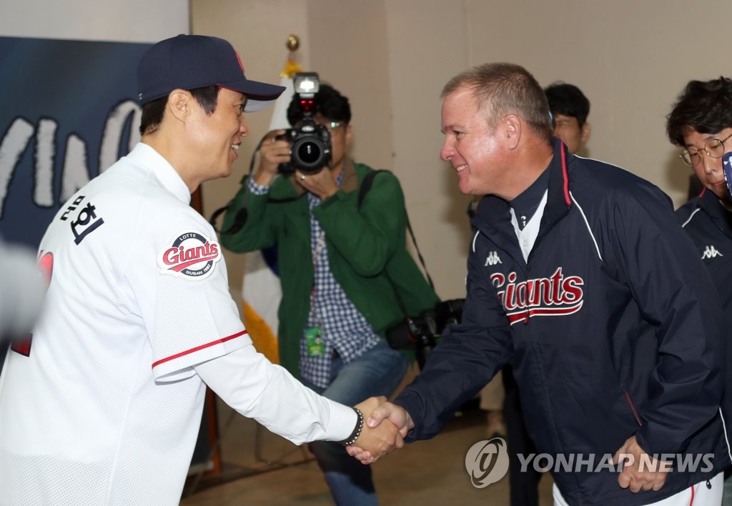 허문회 감독 취임식에서 악수하는 서튼 2군 감독