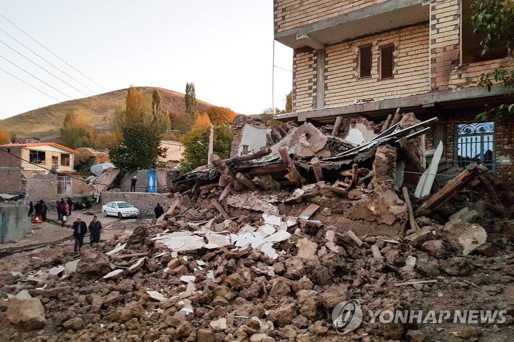 이란 북서부 규모 5.9 지진에 무너져 내린 건물들