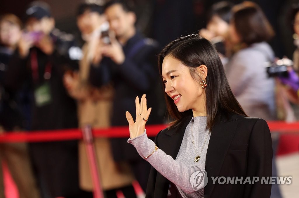한예리, 우아한 포즈로