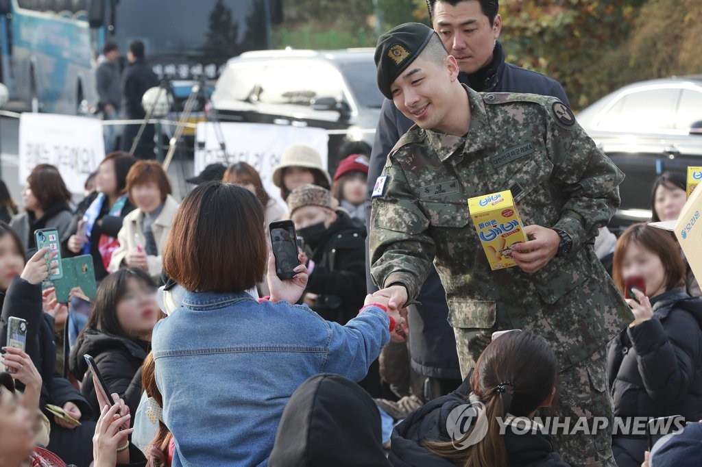 기다려준 팬들과 인사하는 태양