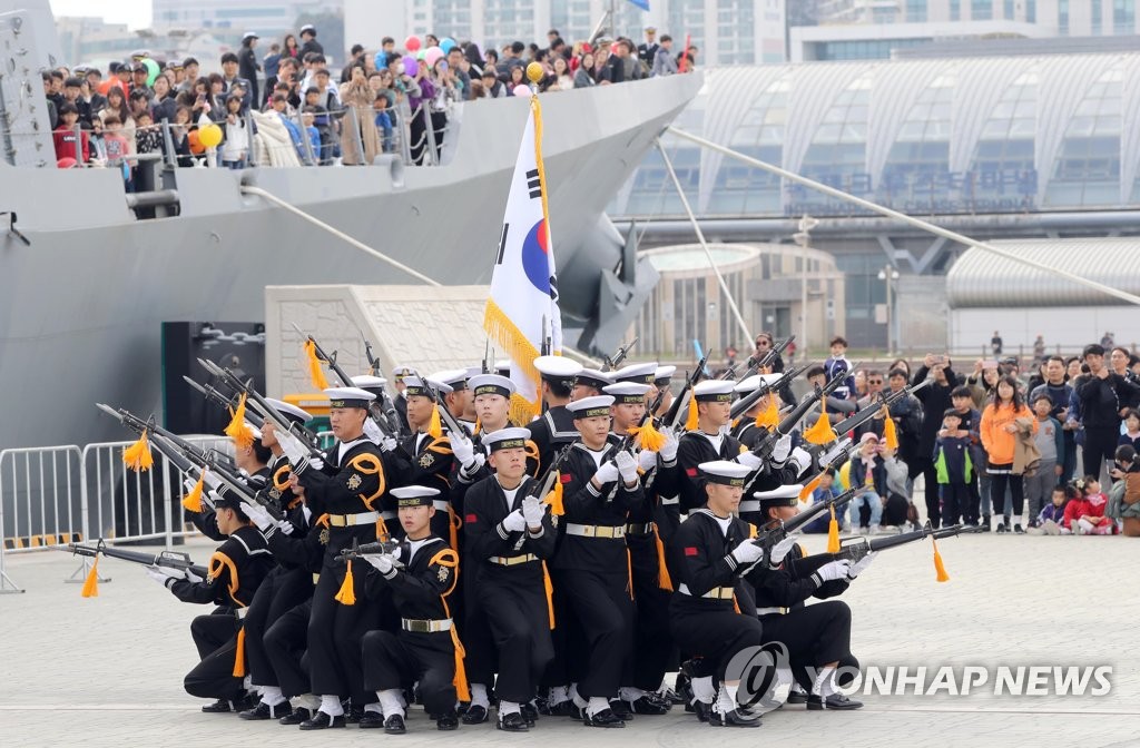화려한 해군 의장대 시범