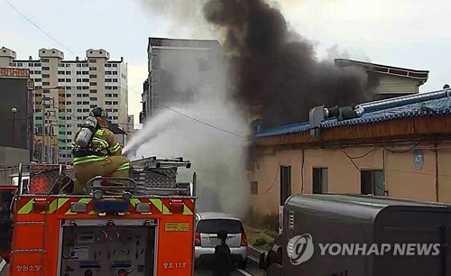 창고 화재 진압하는 소방대원들