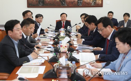 예산안조정소위 주재하는 김재원 위원장