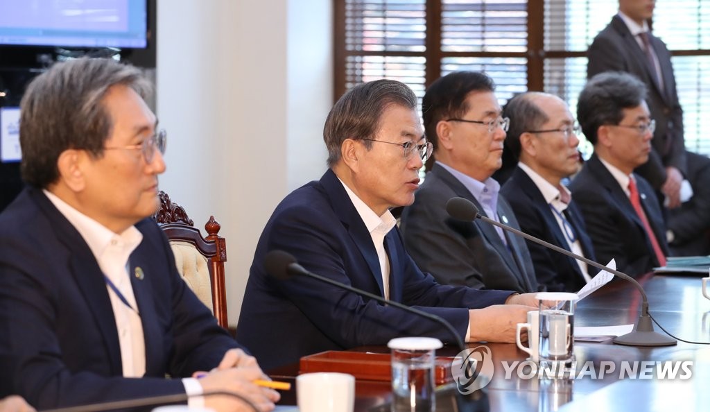 수보회의에서 발언하는 문 대통령