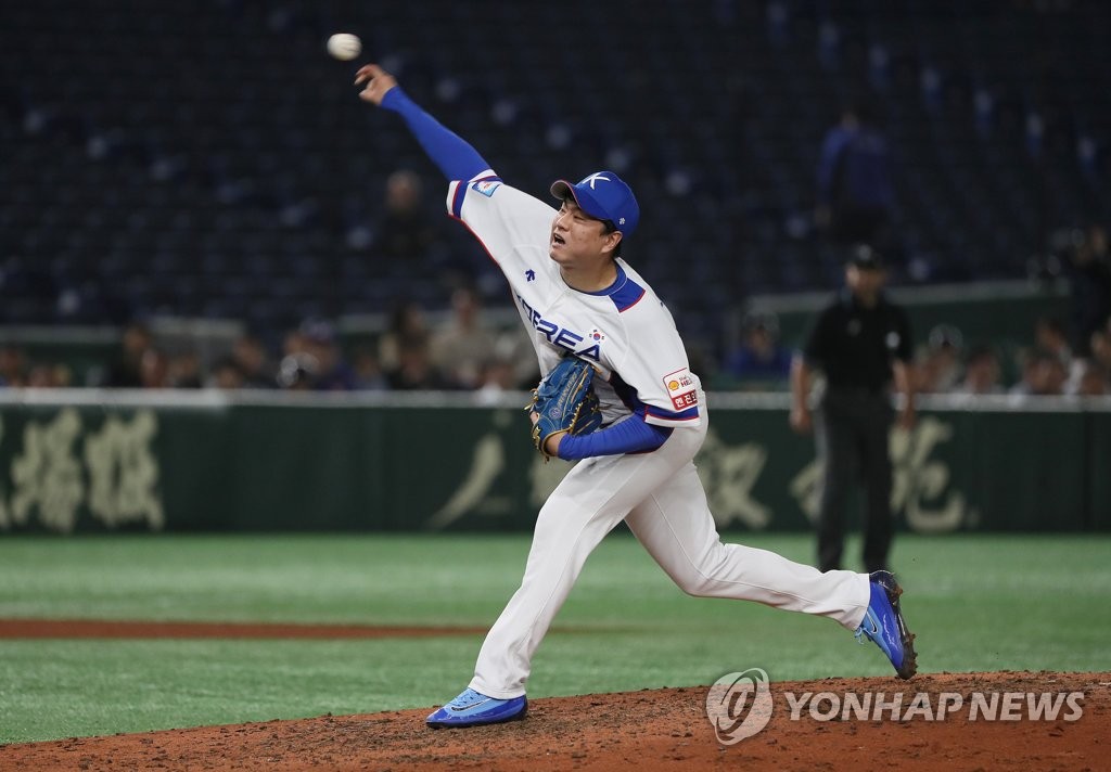 Lee Young-ha of South Korea pitches against the United States in the top of the seventh inning of the teams' Super Round game at the World Baseball Softball Confederation (WBSC) Premier12 at Tokyo Dome in Tokyo on Nov. 11, 2019. (Yonhap)