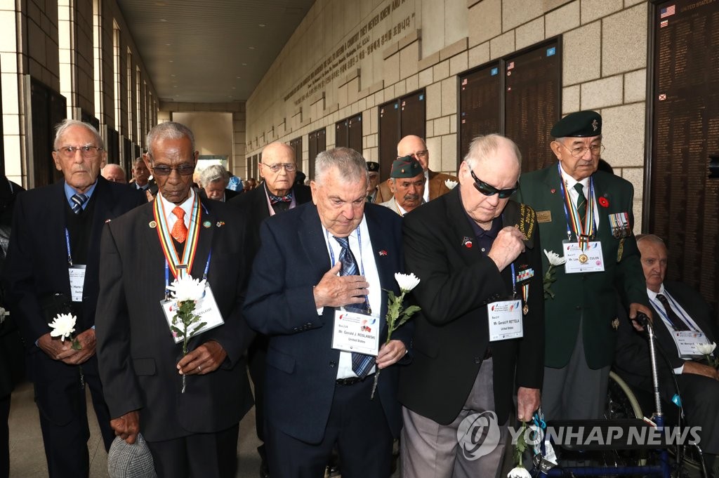 Los veteranos visitan el Monumento Conmemorativo de la Guerra de Corea Los veteranos visitan el Monumento Conmemorativo de la Guerra de Corea