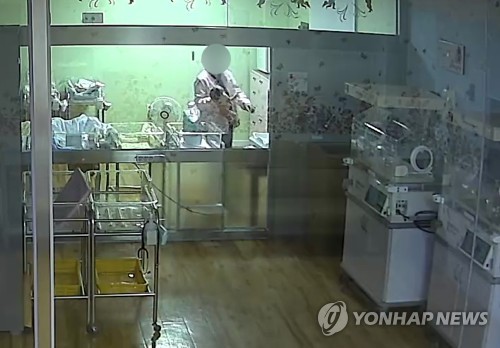 생후 5일 된 신생아 막 다루는 간호사