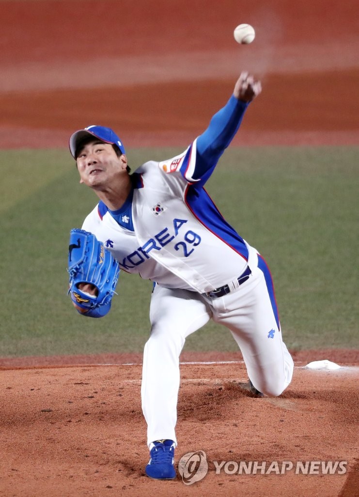 In this file photo from Nov. 12, 2019, Kim Kwang-hyun of South Korea pitches against Chinese Taipei during the teams' Super Round game at the World Baseball Softball Confederation (WBSC) Premier12 at ZOZO Marine Stadium in Chiba, Japan. (Yonhap)