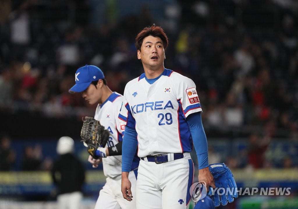 In this file photo from Nov. 12, 2019, Kim Kwang-hyun of South Korea returns to the dugout after giving up two runs against Chinese Taipei in the top of the second inning of the teams' Super Round game at the World Baseball Softball Confederation (WBSC) Premier12 at ZOZO Marine Stadium in Chiba, Japan. (Yonhap)