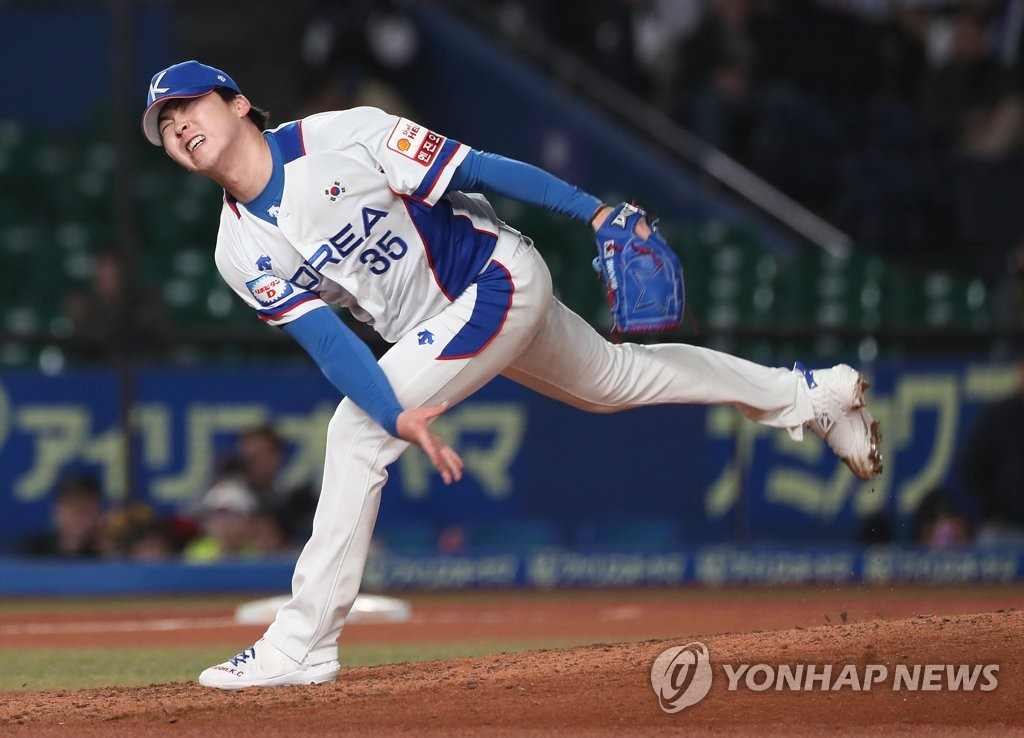 Moon Kyeong-chan of South Korea pitches against Chinese Taipei in the top of the ninth inning of the teams' Super Round game at the World Baseball Softball Confederation (WBSC) Premier12 at ZOZO Marine Stadium in Chiba, Japan, on Nov. 12, 2019. (Yonhap)