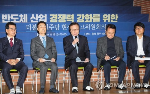 반도체 경쟁력 강화 발언하는 이해찬 대표