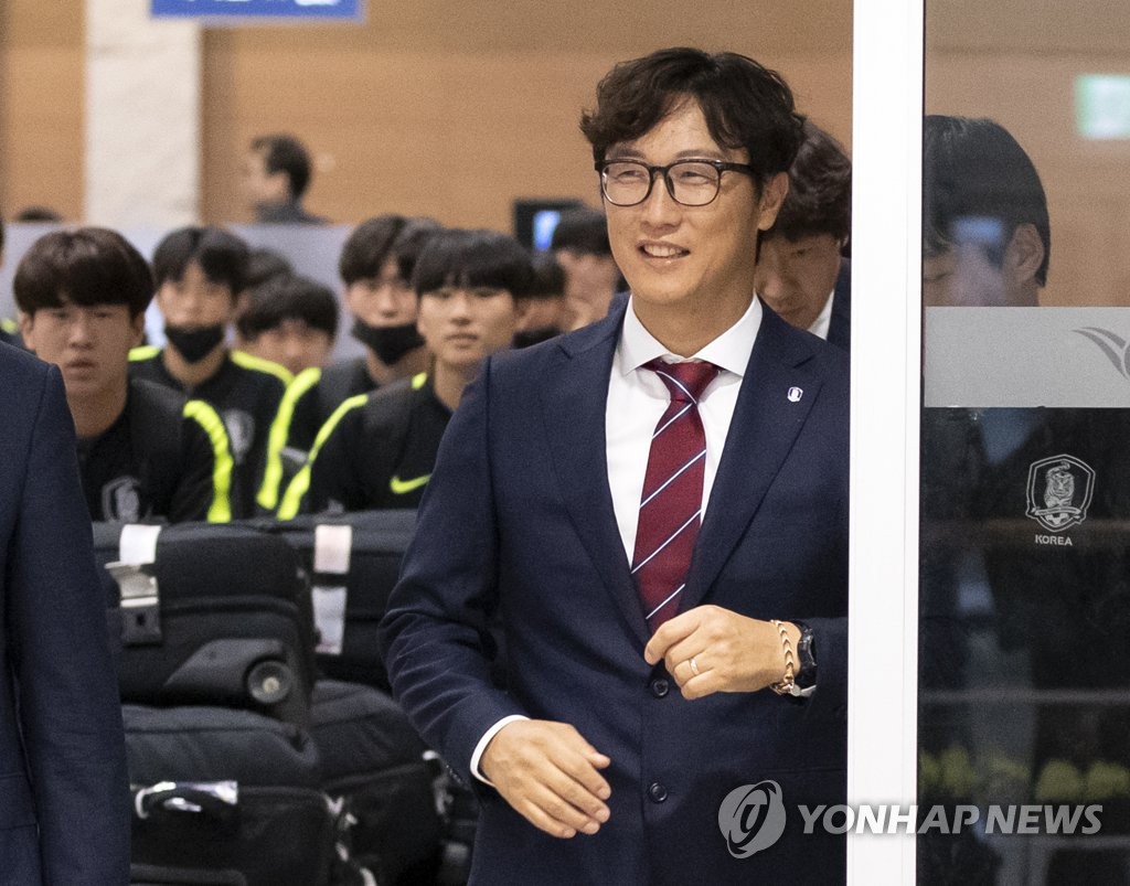 미소 보이며 귀국하는 김정수 감독