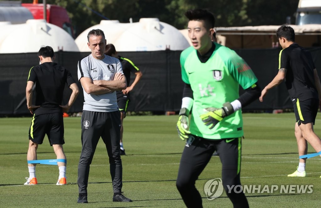 골키퍼 훈련 지켜보는 벤투 감독