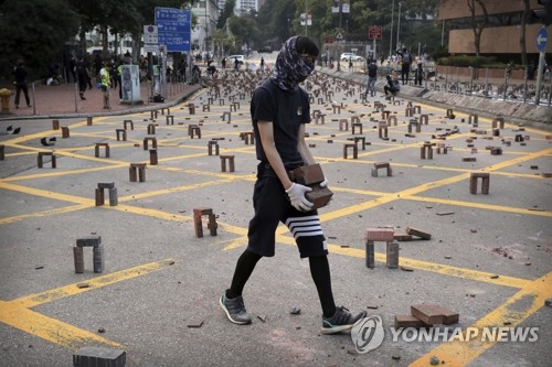 벽돌 바리케이드 설치하는 홍콩 시위대