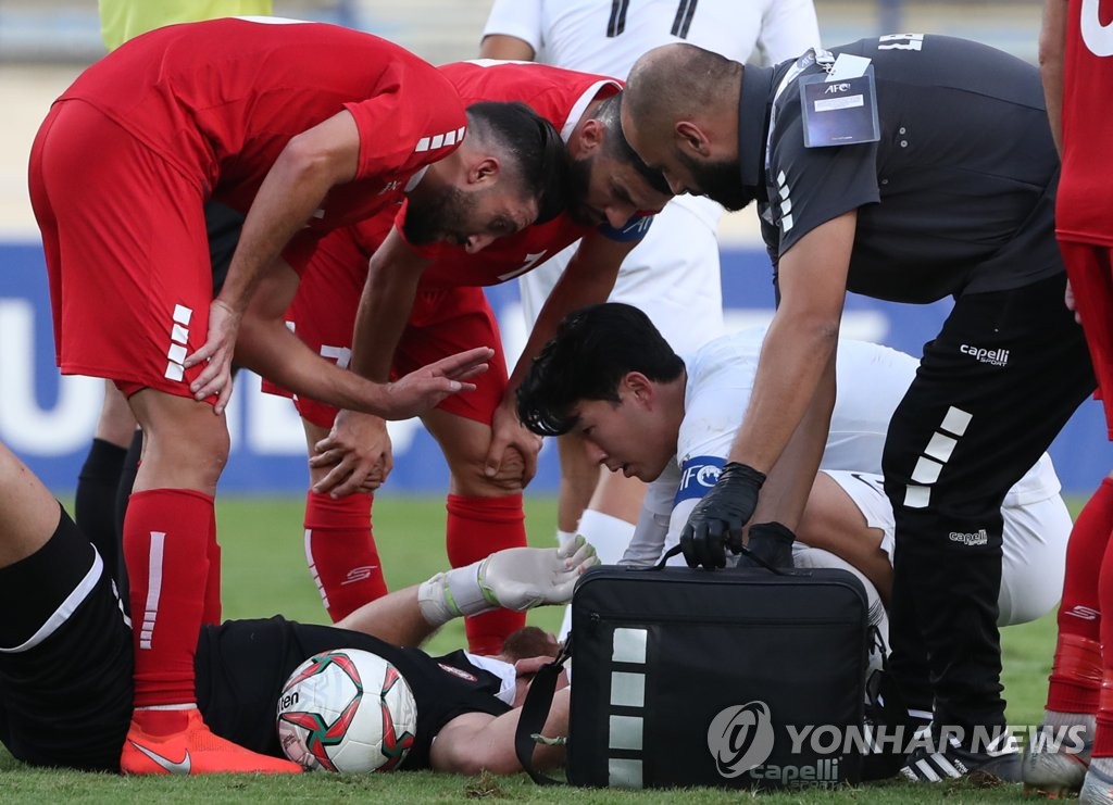 상대 골키퍼 부상 살피는 손흥민