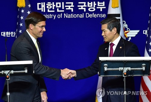 악수하는 한-미 국방부 장관