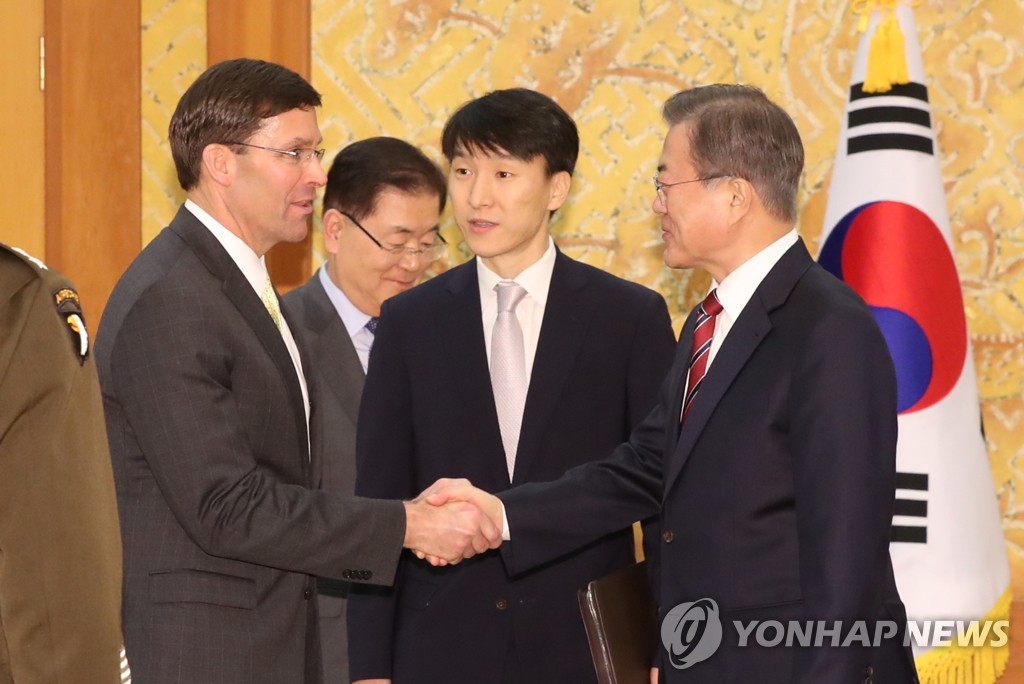 문 대통령, 미 국방장관과 악수