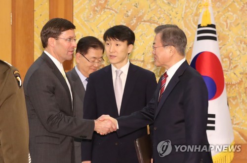 문 대통령 예방한 미 국방장관