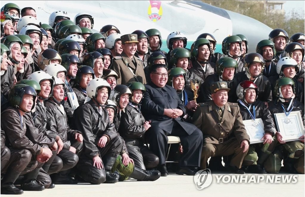 북한 김정은, 2년만에 전투비행술경기대회 참관