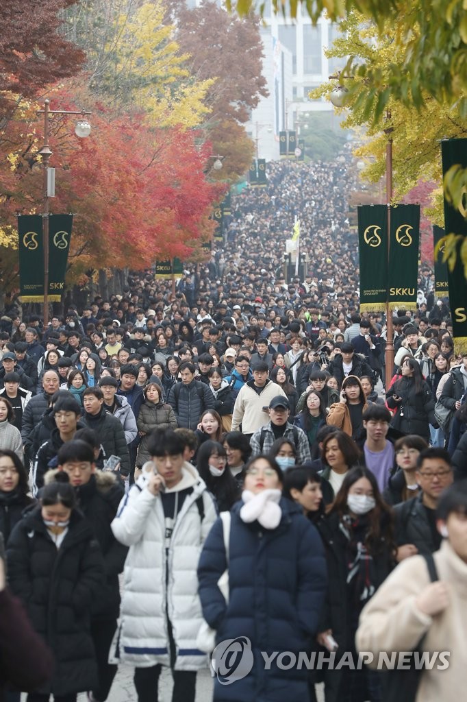 논술 마치고 나오는 수험생들