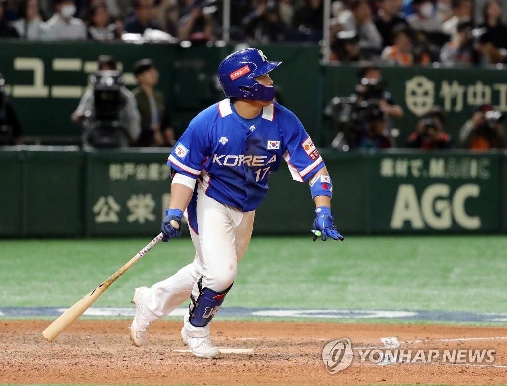 Kang Baek-ho of South Korea hits a two-run single against Japan in the top of the seventh inning of the Super Round game at the World Baseball Softball Confederation (WBSC) Premier12 at Tokyo Dome in Tokyo on Nov. 16, 2019. (Yonhap)