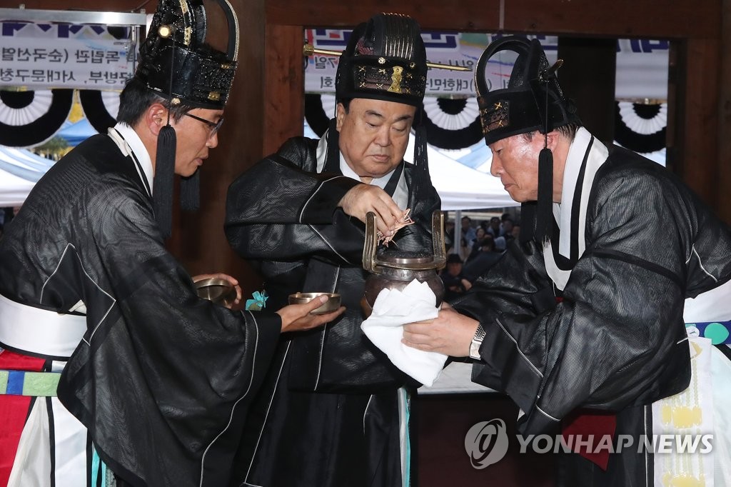 초헌례 봉행하는 문희상 국회의장