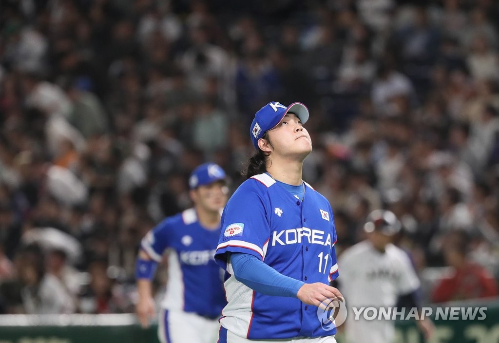 Cho Sang-woo of South Korea walks off the mound after giving up a run against Japan in the bottom of the seventh inning In the final of the World Baseball Softball Confederation (WBSC) Premier12 at Tokyo Dome in Tokyo on Nov. 17, 2019. (Yonhap)